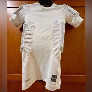 BOYS NIKE COMBAT PRO
FRO FIT
COMPRESSION PADDED SHIRT
SIZE BOYS MEDIUM